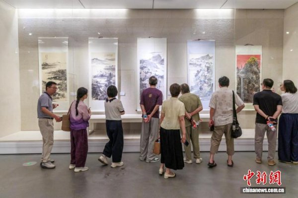 贝股通 杭州两地民进开明画院联展启幕 88件作品共绘抗战记忆
